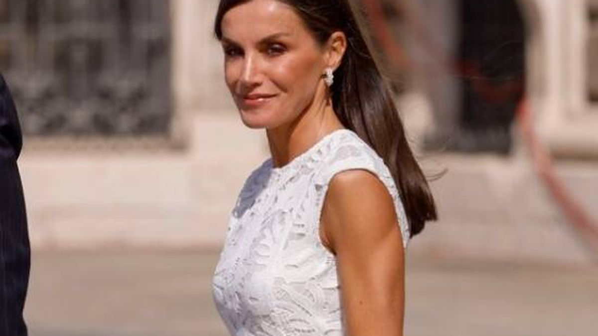 Vestidos blancos de verano inspirados en los looks de la reina Letizia