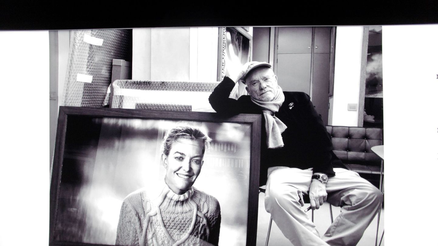 Marta Ortega y Peter Lindbergh, en una de las imágenes de la exposición 'Untold Stories'. (EFE)