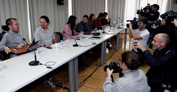 Foto: Pablo Iglesias y el secretario de Organización de Podemos, Pablo Echenique, este sábado durante el consejo ciudadano estatal. (EFE)