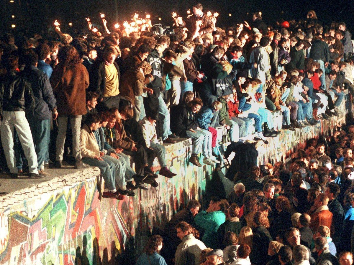 Foto: La multitud toma el muro de Berlín en noviembre de 1989. (EFE)