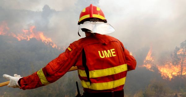 Foto: Efectivos del UME apagan el incendio. (EFE)