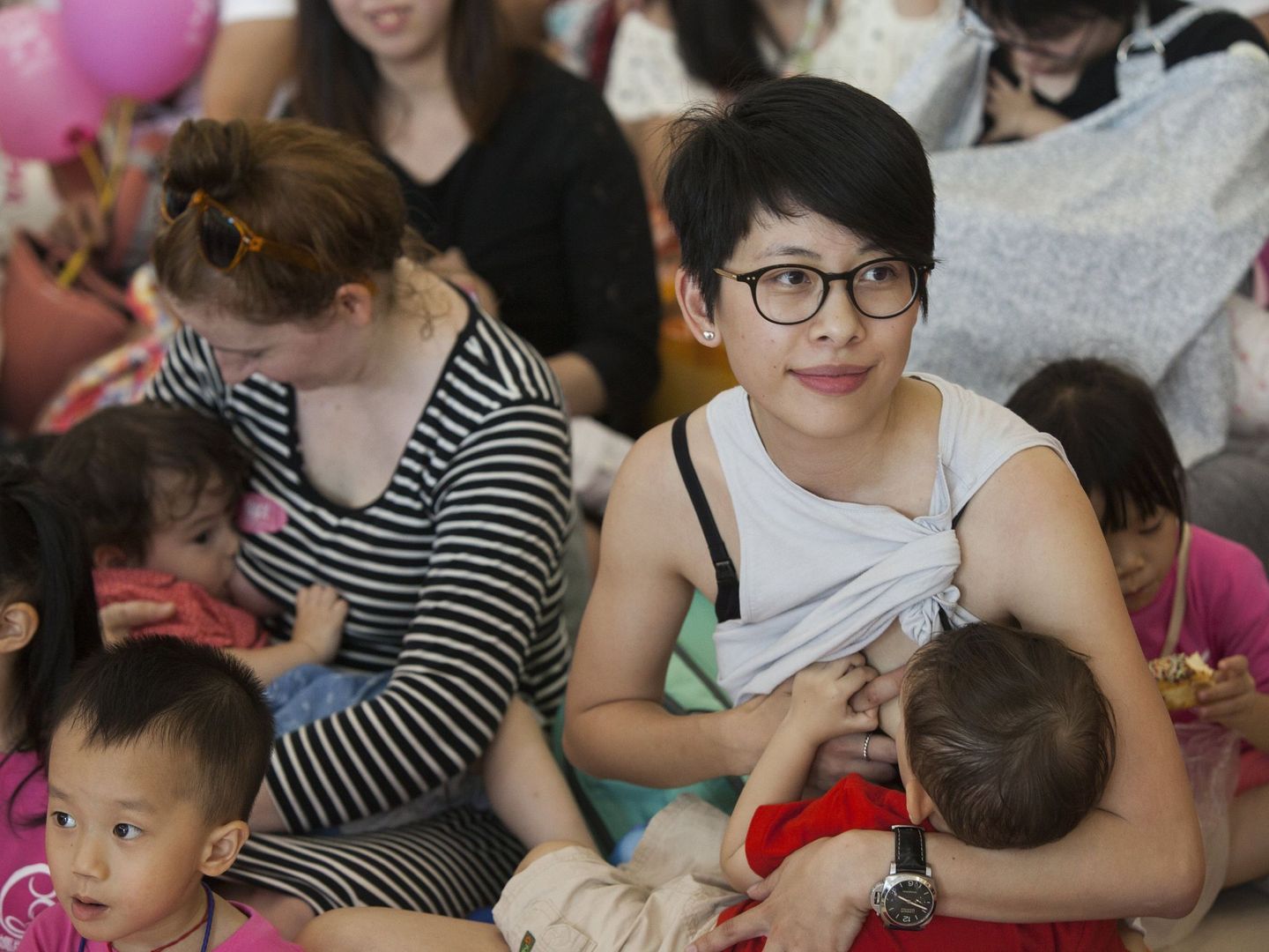Madres en Hong Kong celebran un 'flashmob' de amamantamiento (EFE)