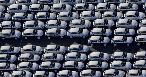 Foto: Stock de nuevos vehículos en una fábrica de automóviles. (EFE)