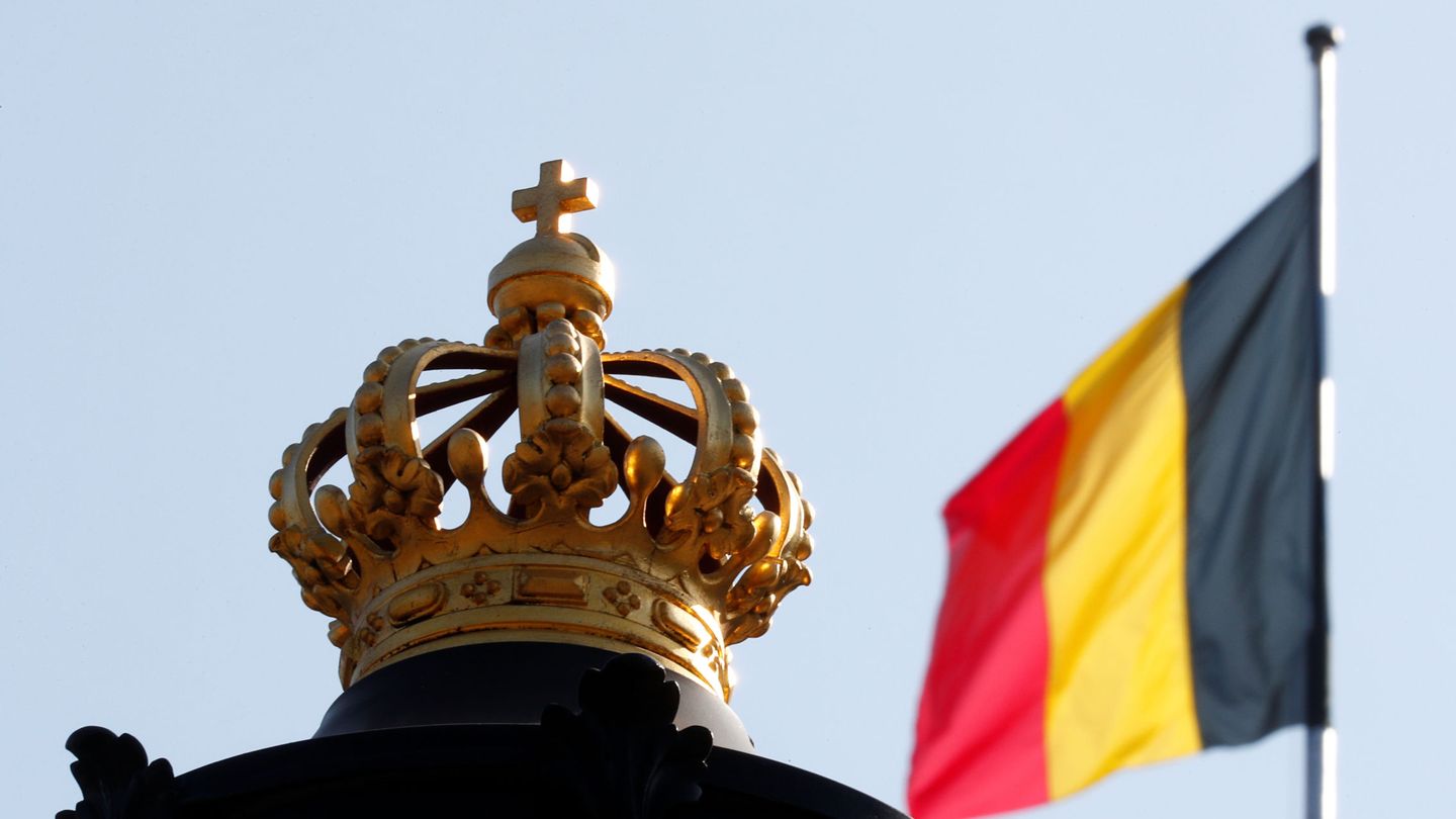 Bandera de Bélgica en el exterior del palacio real de Bruselas. (Reuters)