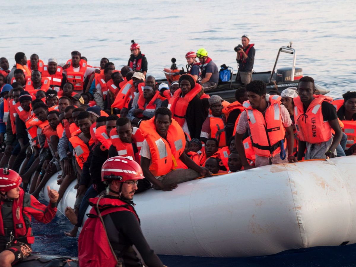 Foto: Un grupo de inmigrantes rescatados en el Mediterráneo en una imagen de archivo. (EFE)