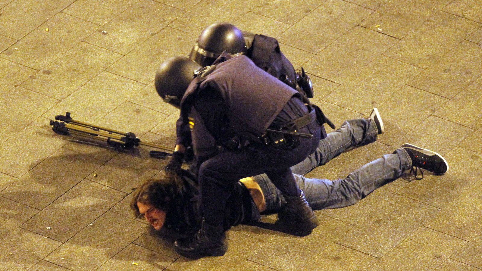 Foto: La Policía Nacional desaloja a un centenar de "indignados" en la madrileña Puerta del Sol. (EFE)