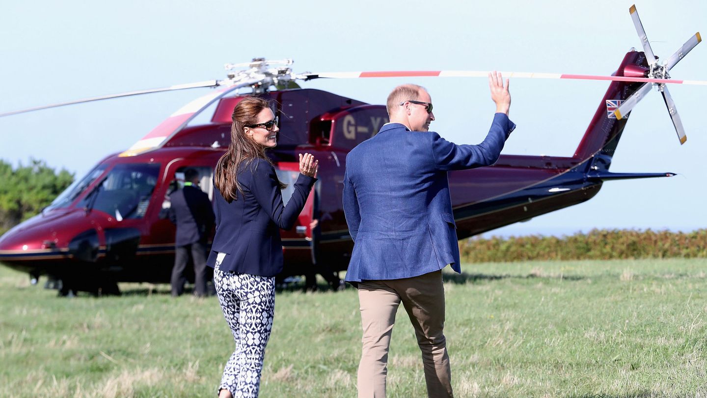 Los príncipes de Gales visitando las islas en 2016. (Reuters)