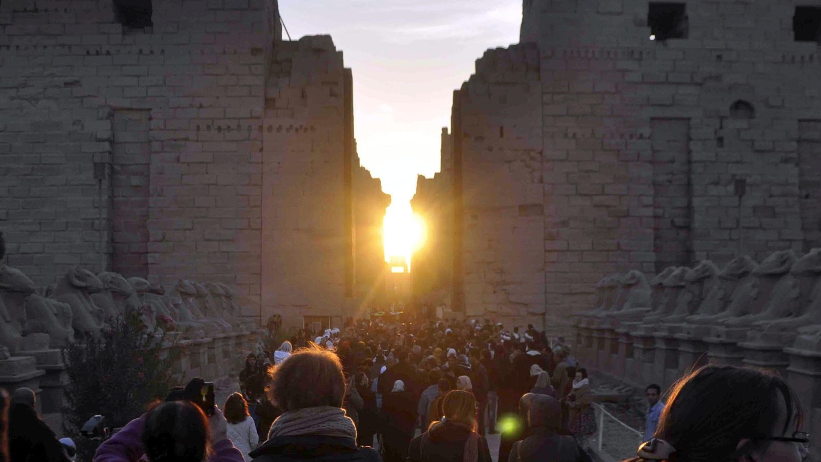 Foto: Turistas observan el sol al amanecer en el templo de Karnak, en Luxor, Egipto, el 21 de diciembre de 2013 (Efe).