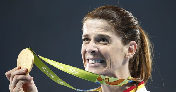 Foto: Ruth Beitia posa con su medalla de oro en los juegos de Río (EFE)