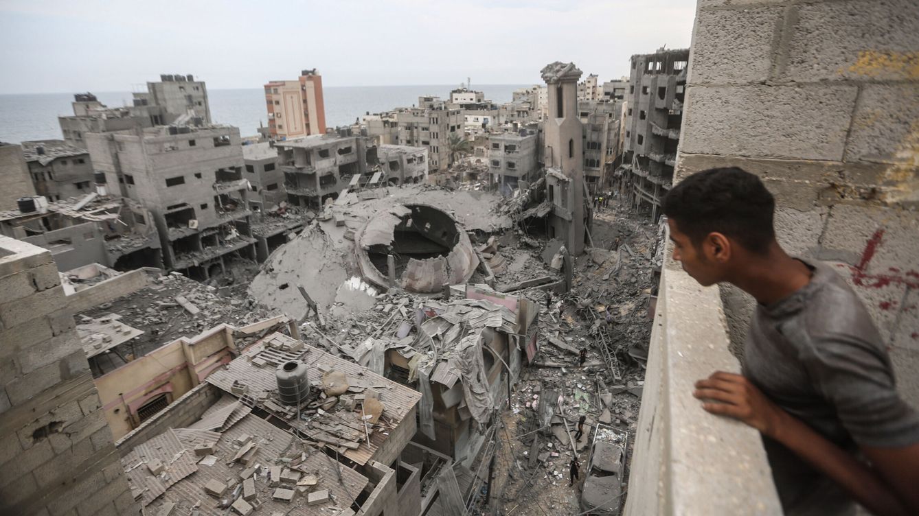 Foto: Un joven palestino observa los daños en la mezquita Ahmed Yassin tras ataques israelíes en Gaza. (Europa Press/DPA/Mohammed Talatene)