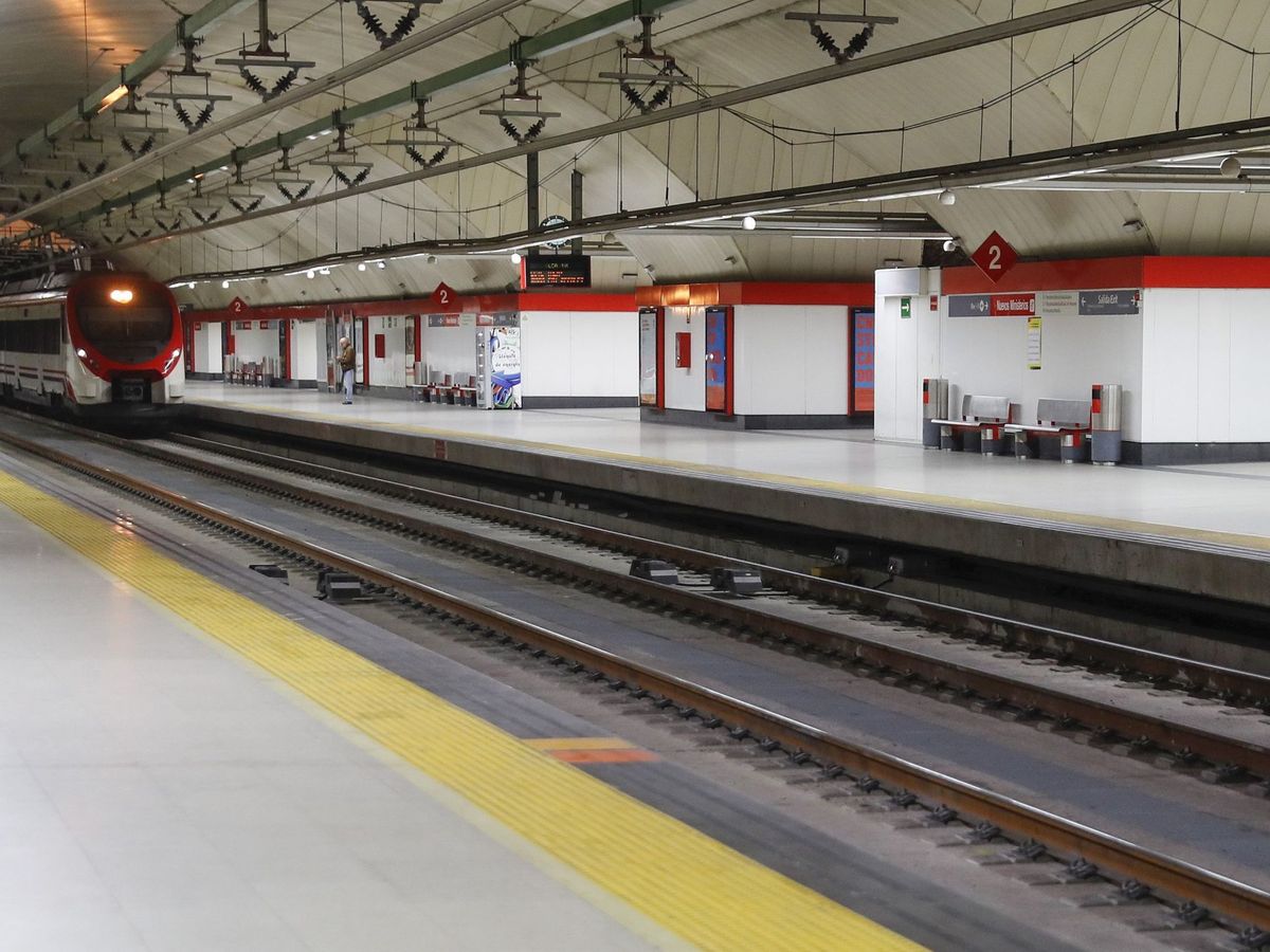 Foto: Un tren de Cercanías llega a la estación de Nuevos Ministerios, en Madrid. (EFE)