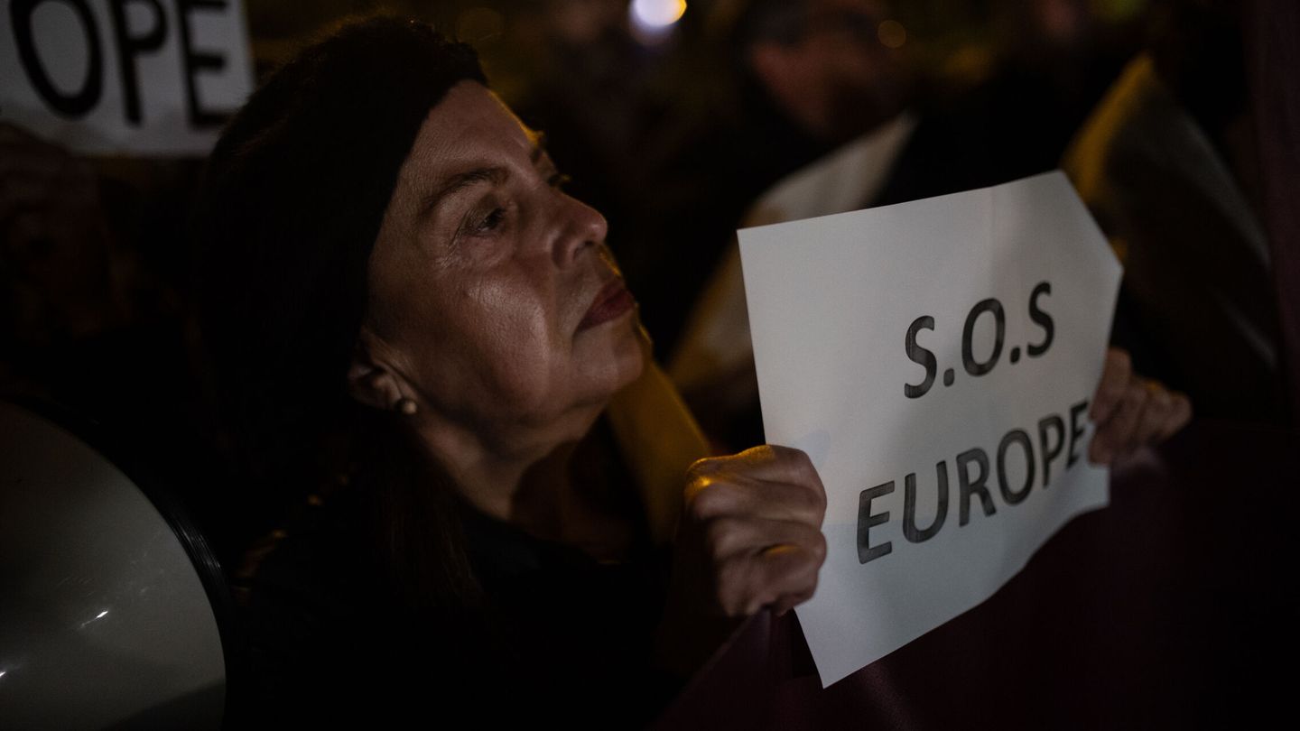 Una mujer sujeta un cartel en el que se lee: 'SOS Europa'. (Foto: EP)