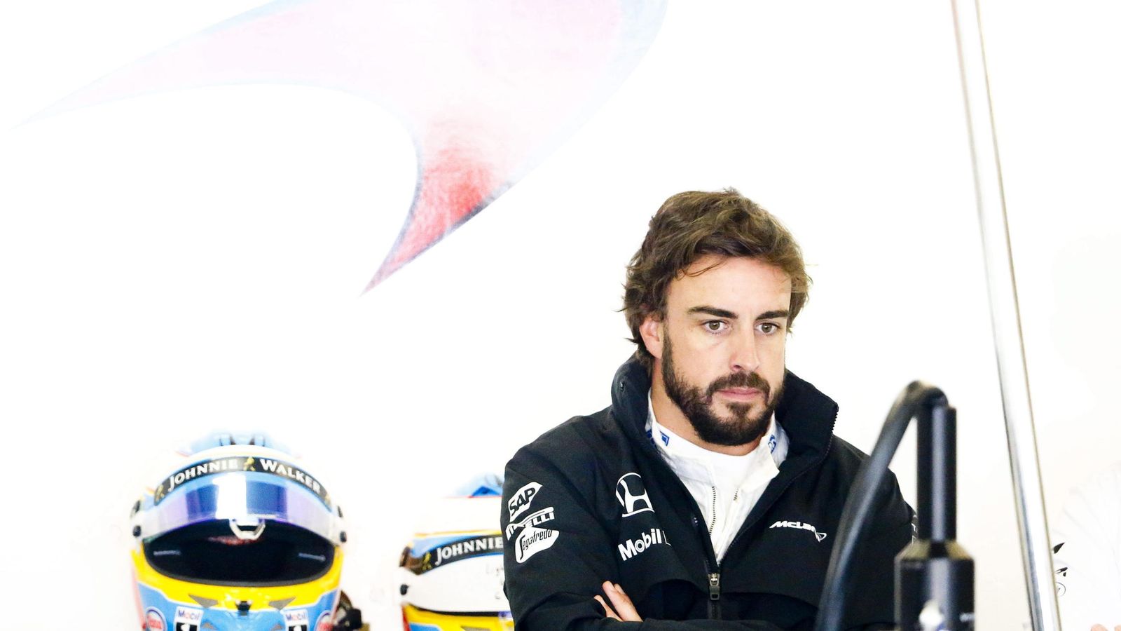 Foto: Fernando Alonso en boxes durante los entrenamientos de este viernes (EFE)