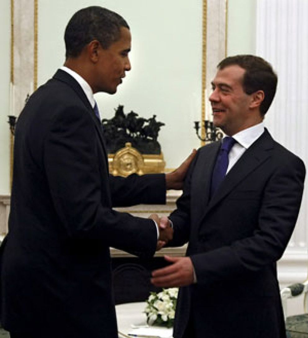 Foto: Obama y Medvédev se congratulan por los resultados de la cumbre