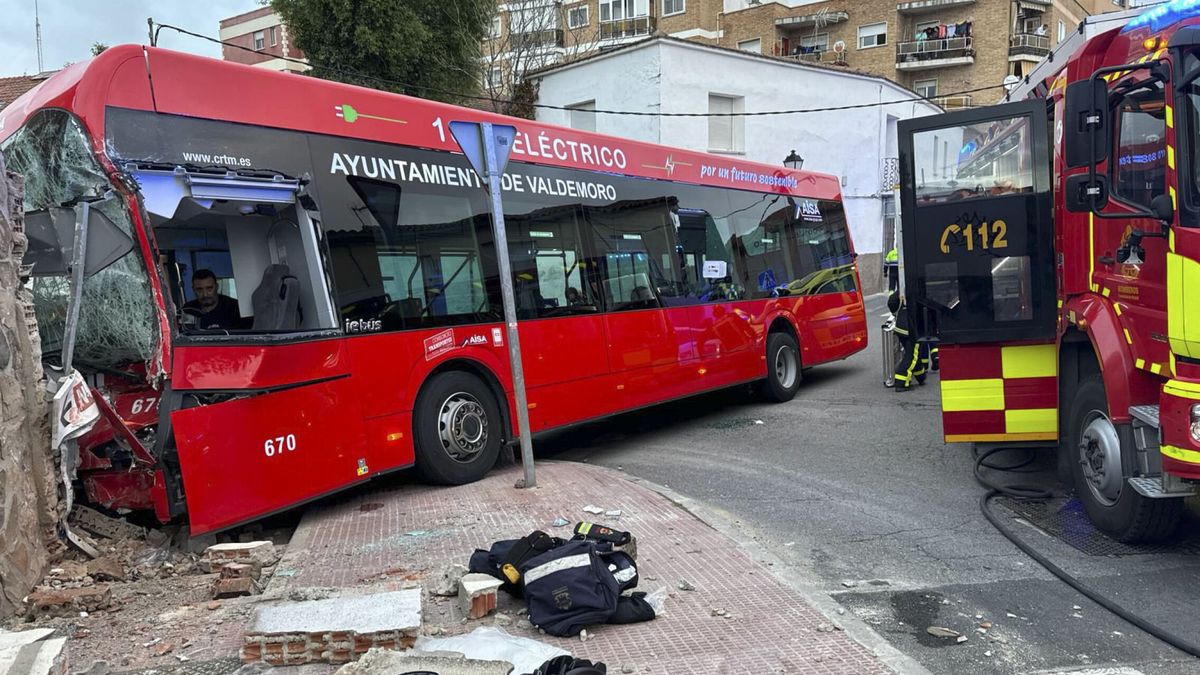 15 heridos, dos graves, al estrellarse un autobús contra un muro en Valdemoro (Madrid)
