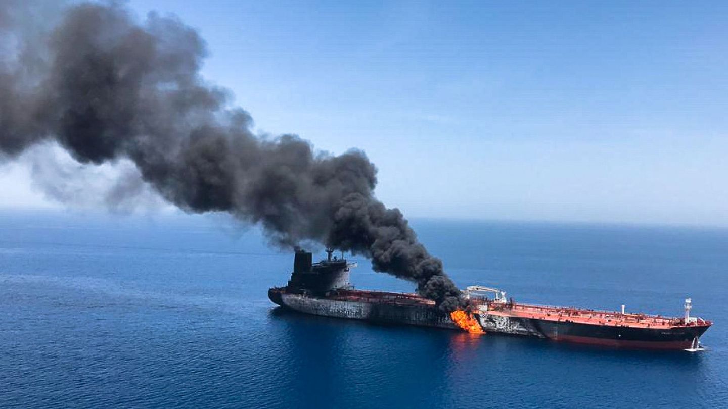 Tanquero en llamas en el Golfo de Omán. (Reuters)