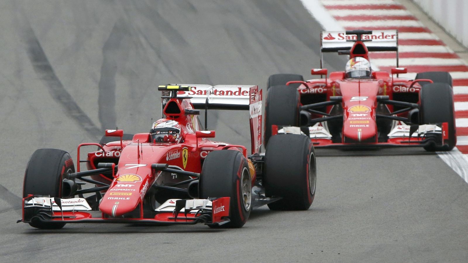 Foto: Raikkonen y Vettel esta temporada (Reuters)
