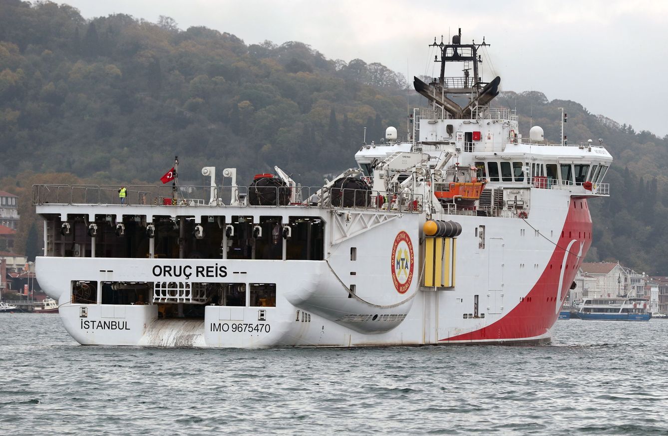 El buque de exploración turco Oruc Reis en el Bósforo. (EFE)