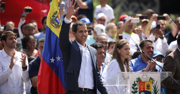 Foto: Juan Guaidó saluda a sus seguidores en la multitudinaria marcha en Caracas contra Nicolás Maduro del pasado 2 de febrero. (Reuters)