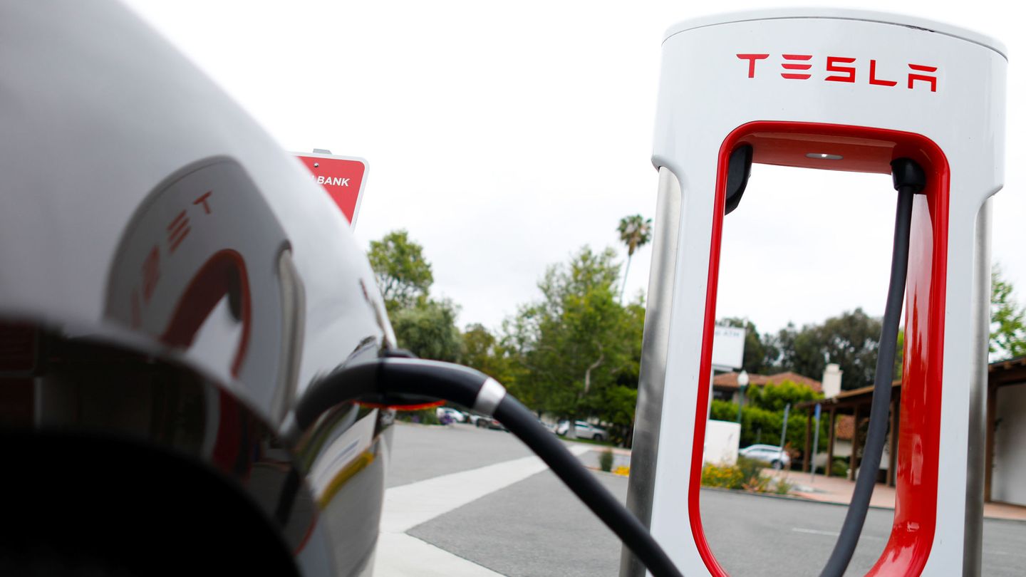Un 'supercharger', el cargador rápido de Tesla. (Reuters)