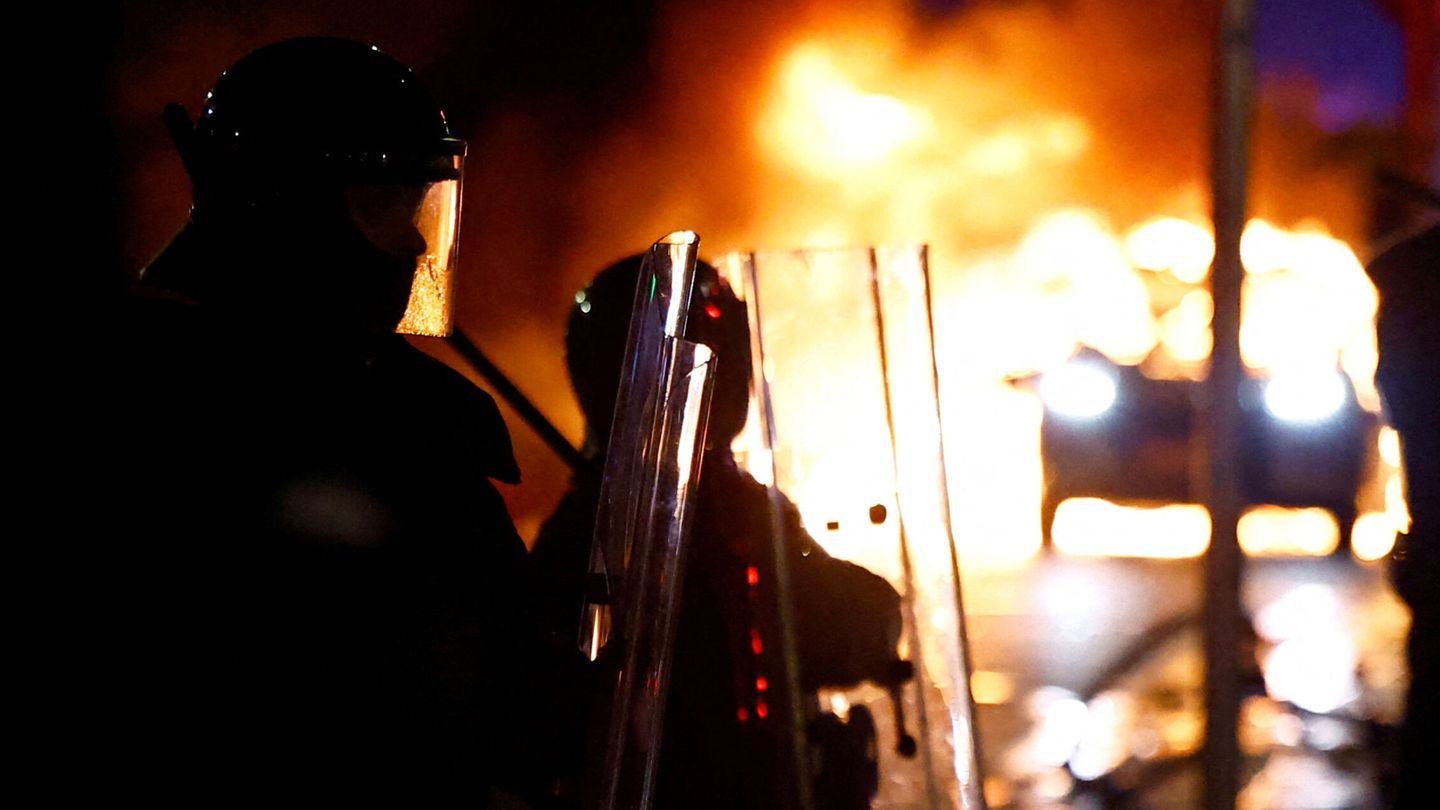 Un coche arde durante los disturbios de Dublín. (Reuters/Clodagh Kilcoyne)