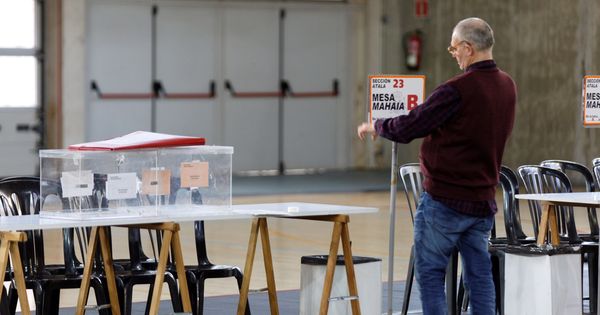 Foto: Un funcionario coloca la identificación en una mesa electoral de Vitoria. (Efe)