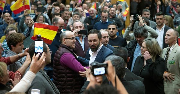 Foto: El presidente de Vox, Santiago Abascal (c), a su llegada a un acto público del partido en Teruel. (EFE)