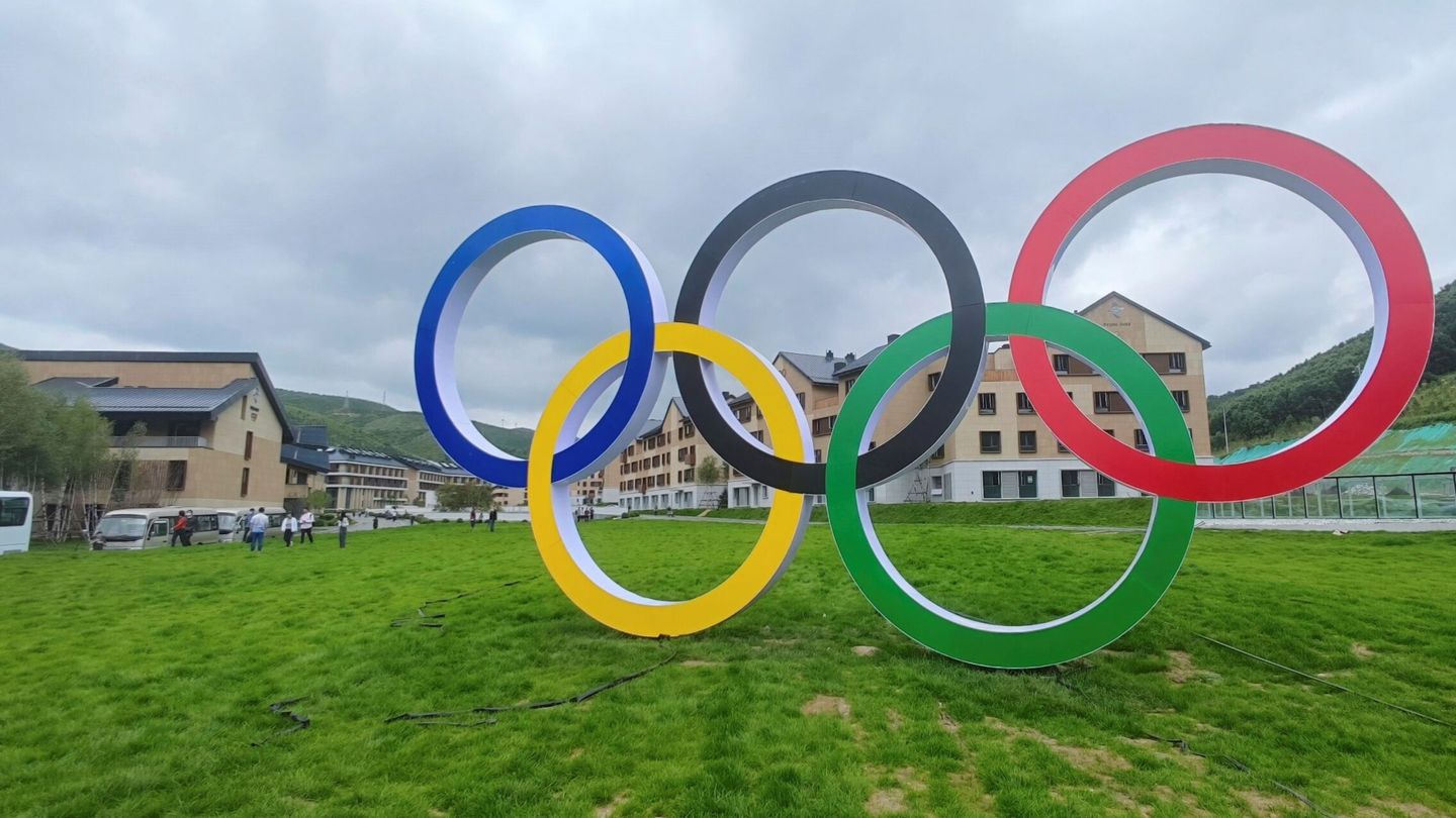 Los aros olímpicos decoran la villa olímpica en Zhangjiakou. (EFE/Javier García)