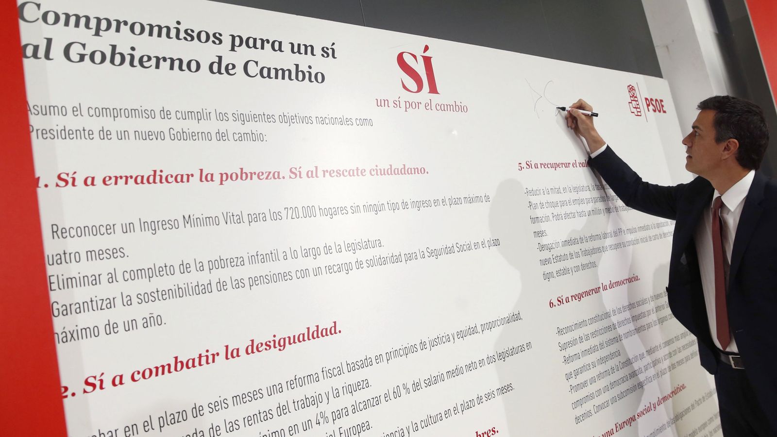 Foto: Pedro Sánchez firma sus compromisos electorales, este 30 de mayo en el espacio Unonueve de Madrid. (EFE)