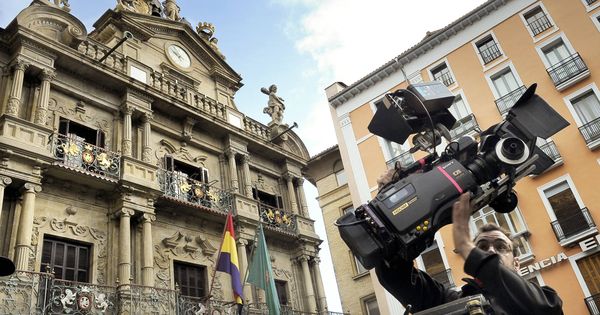 Foto: La bandera republicana ondea en el Ayuntamiento de Pamplona para el rodaje de una película. (EFE)