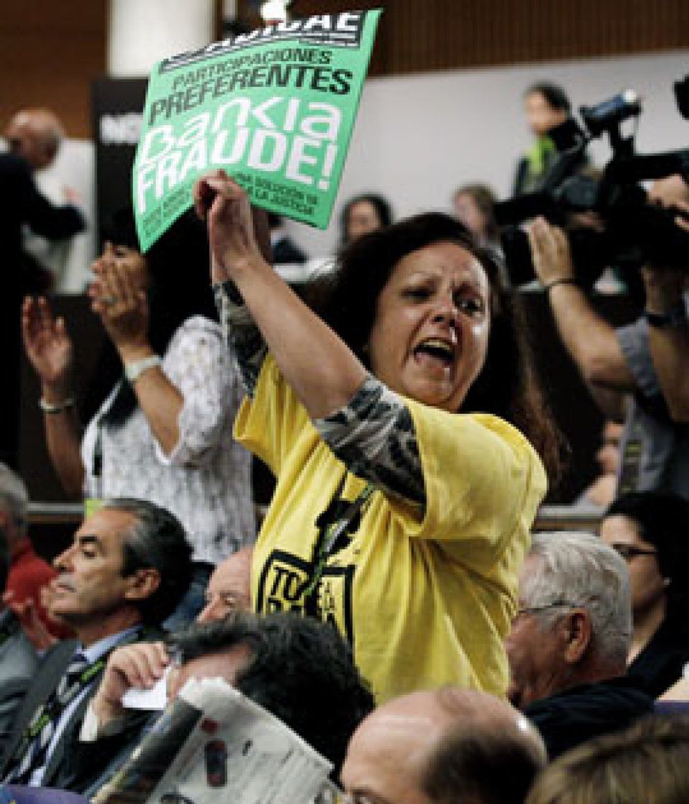 Foto: Un afectado por las preferentes se desnuda en la junta de Bankia