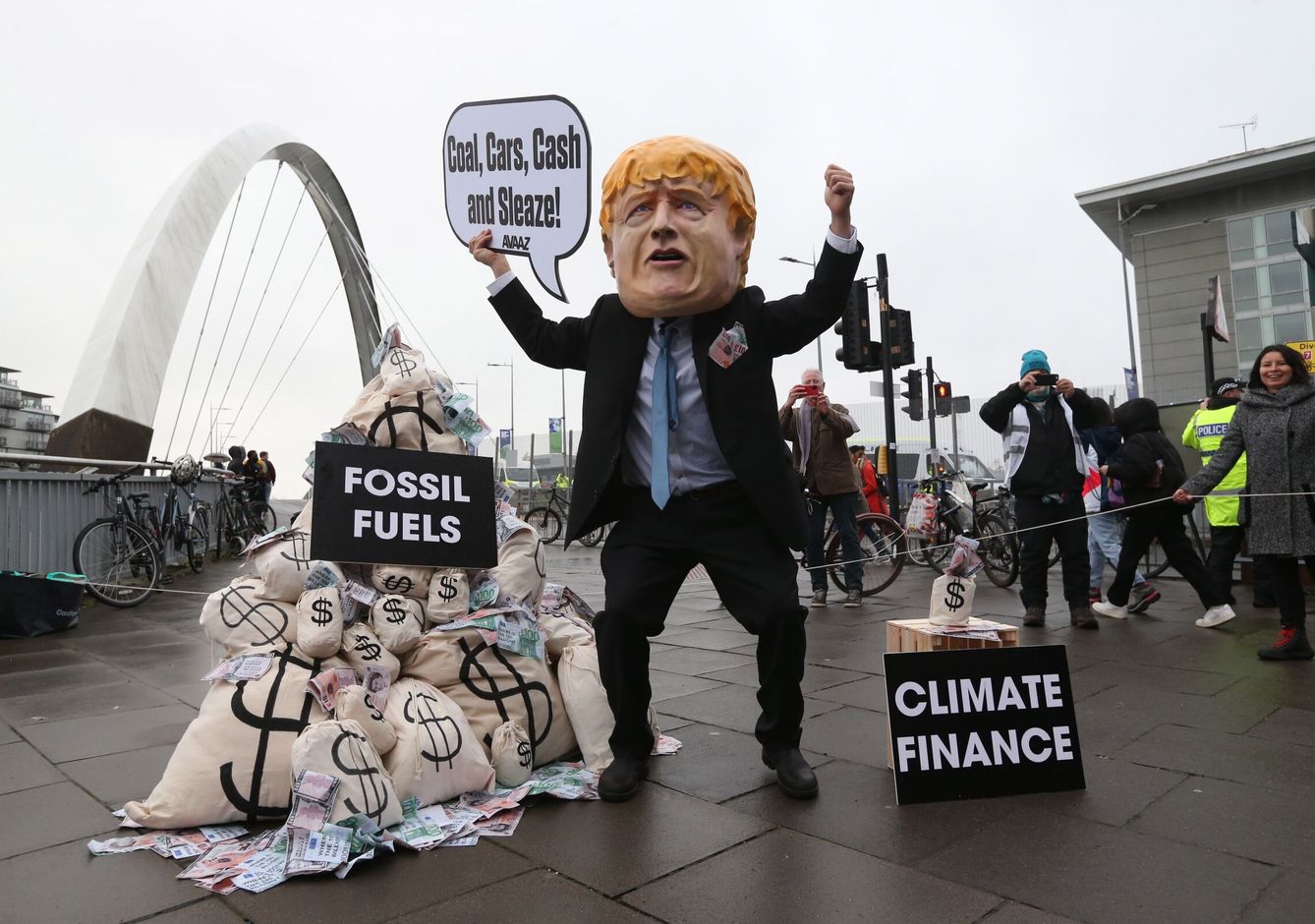 Manifestantes durante la COP26 en Glasgow. (EFE/Robert Perry)