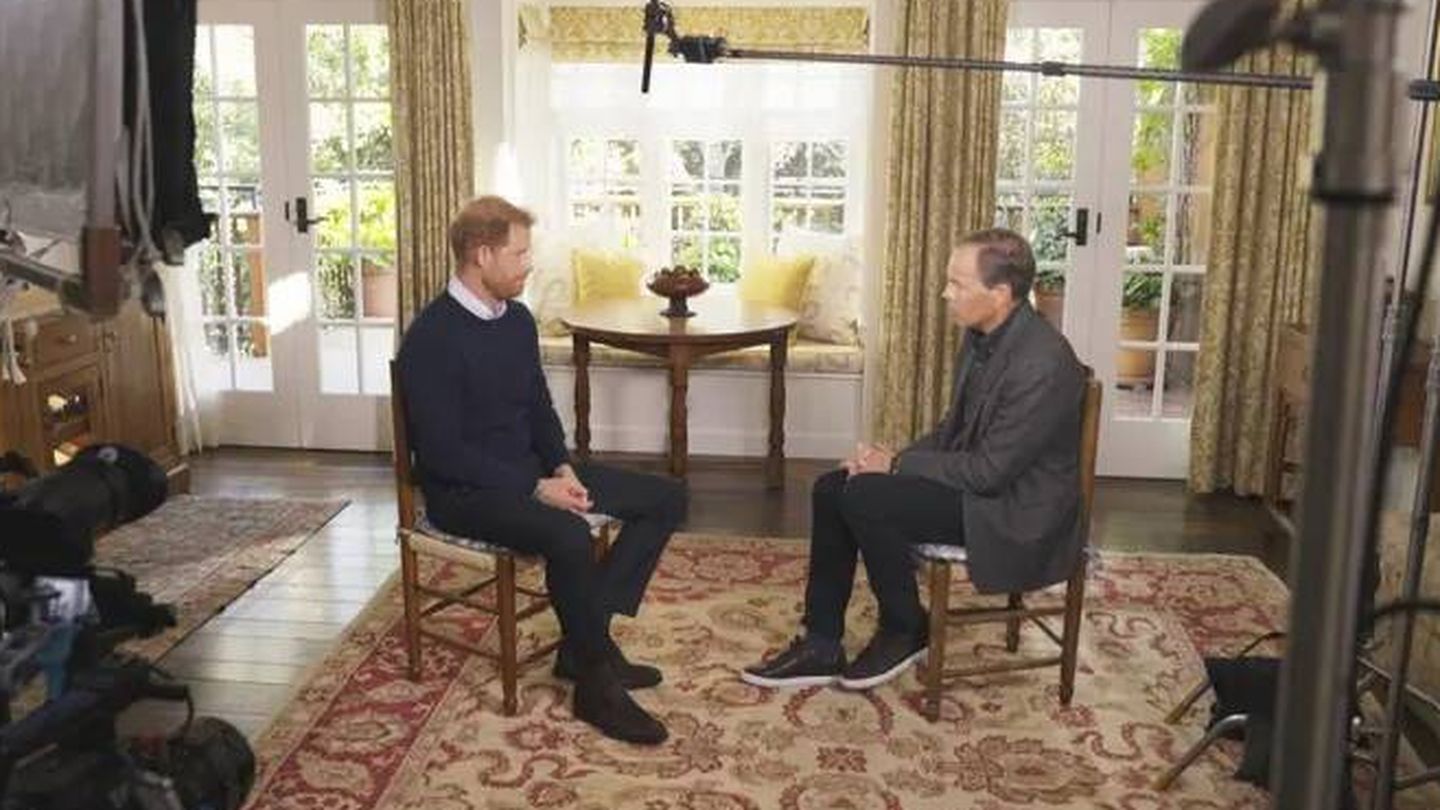 El príncipe Harry, junto al presentador de la ITV Tom Bradby. (ITV)