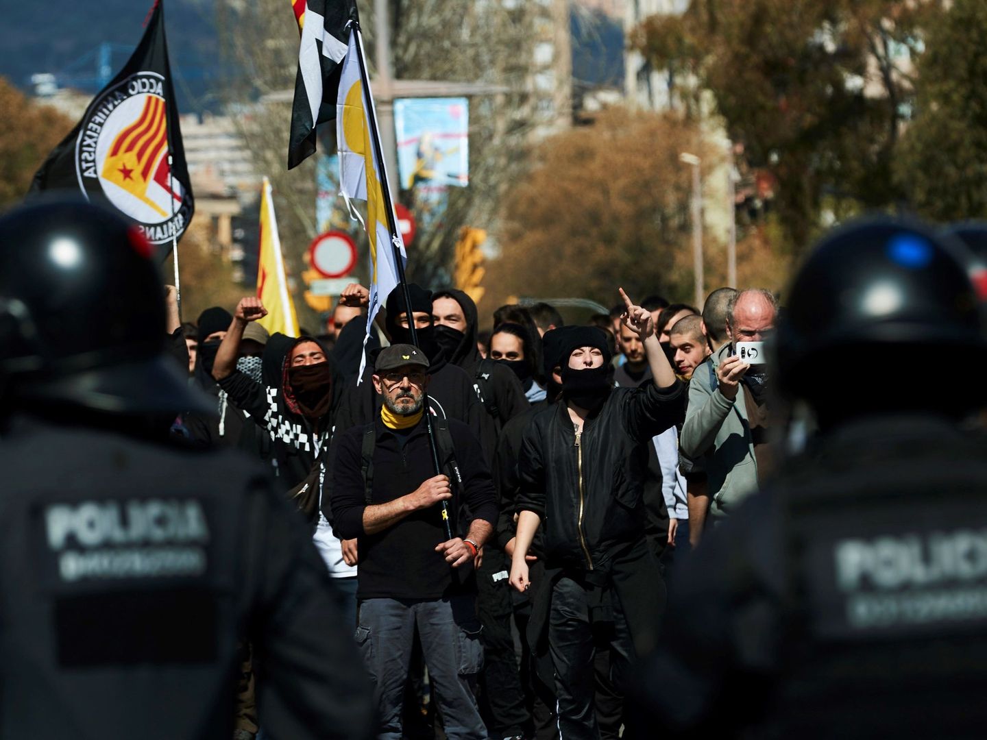 La Policía, frente a algunos de los radicales que intentaban boicotear el acto de Vox. (EFE)