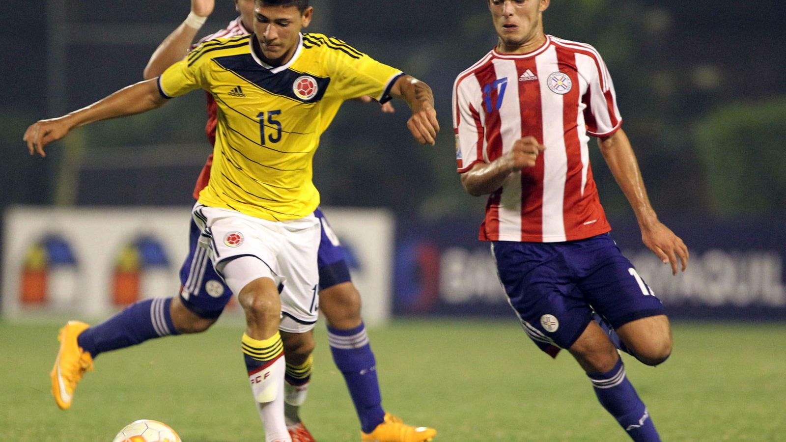 Foto: Jorge Carrascal, a la izquierda, durante un Colombia-Paraguay de categoría Sub 17 (EFE)