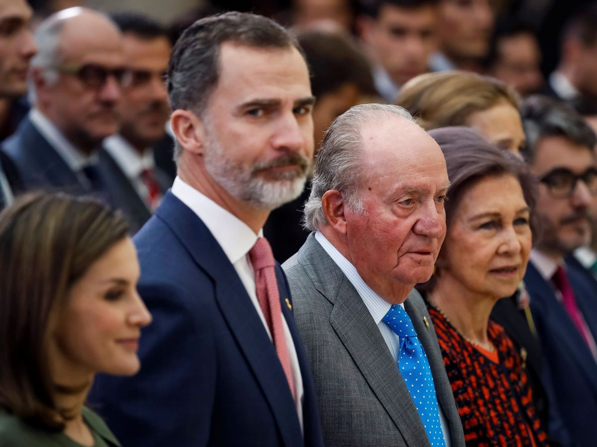 Foto: Los Reyes Felipe VI y Letizia, junto a los Reyes eméritos. (EFE)