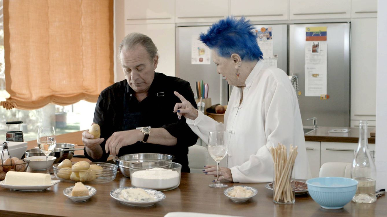 Bertín Osborne y Lucía Bosé hacen gnocchi en 'Mi casa es la tuya'.