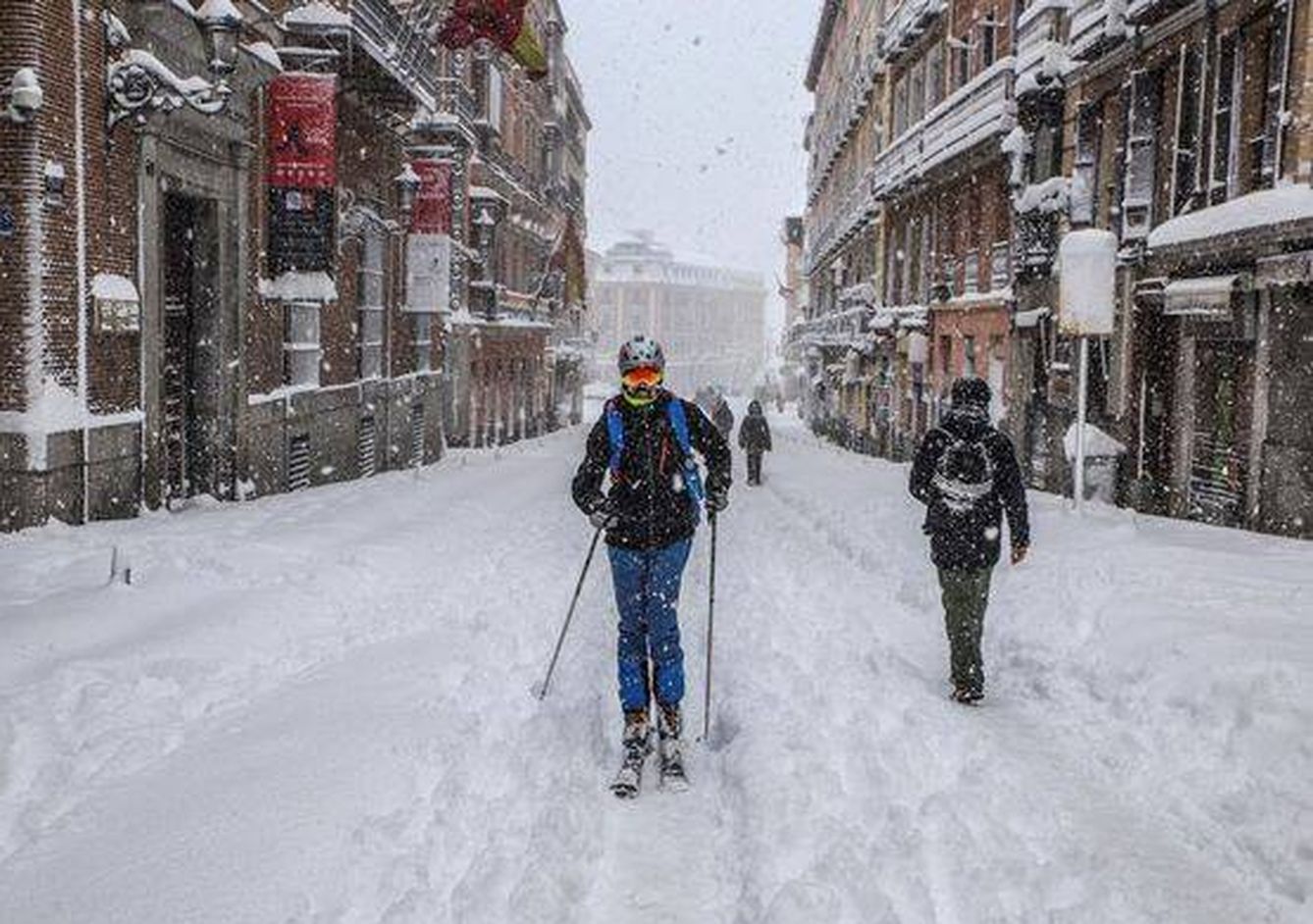 Un hombre esquiando por la Calle Mayor de Madrid tras el paso de Filomena. (Unsplash)
