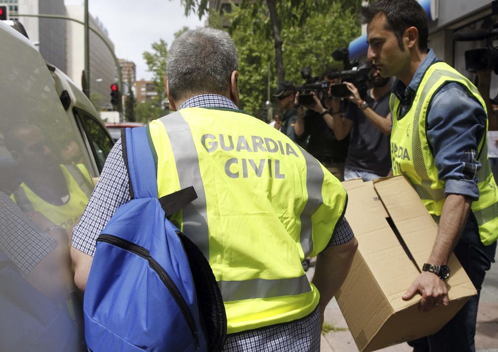 Foto: Agentes de la Guardia Civil se llevan documentación de la sede de ADIF en Madrid. (Efe)