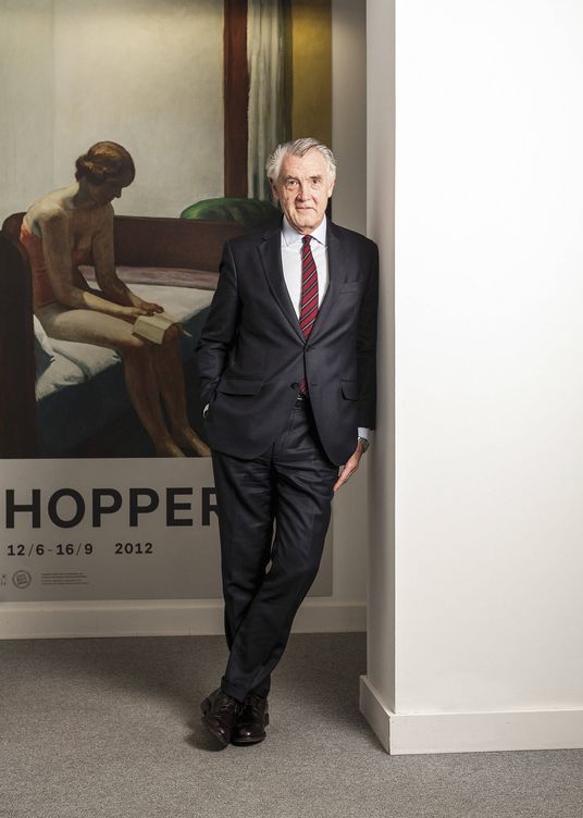 Evelio Acevedo, en su despacho. A su espalda, un cartel de la exposición dedicada a Edward Hopper en 2012. (Massimiliano Polles)