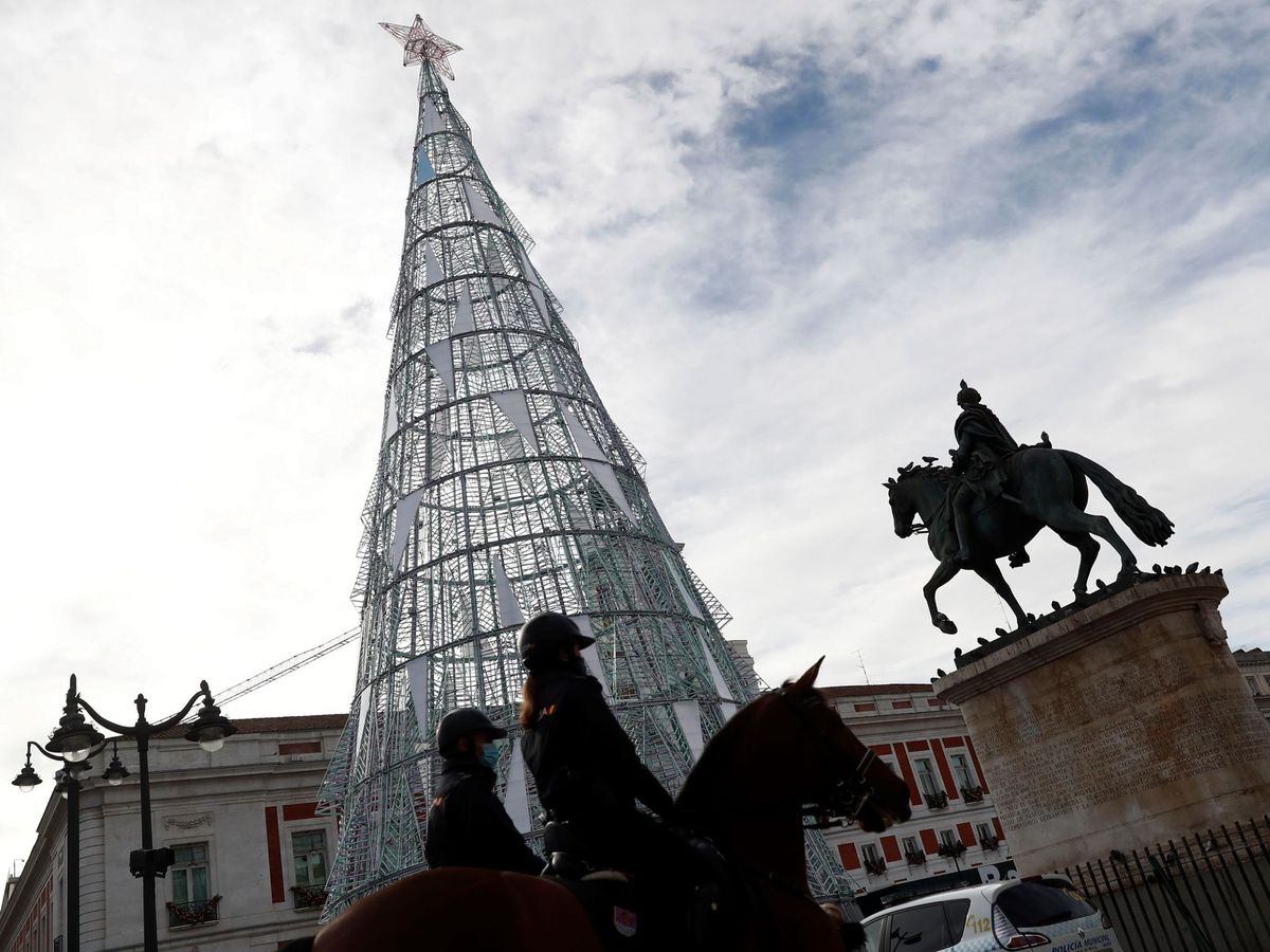 Foto: Árbol de Navidad en la Puerta del Sol de Madrid. (EFE)
