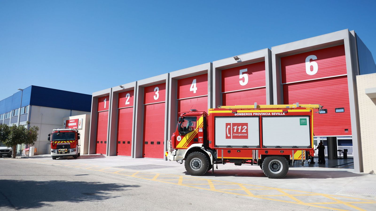 Dos hospitalizados tras un incendio que ha calcinado una vivienda en Los Pajaritos (Sevilla)