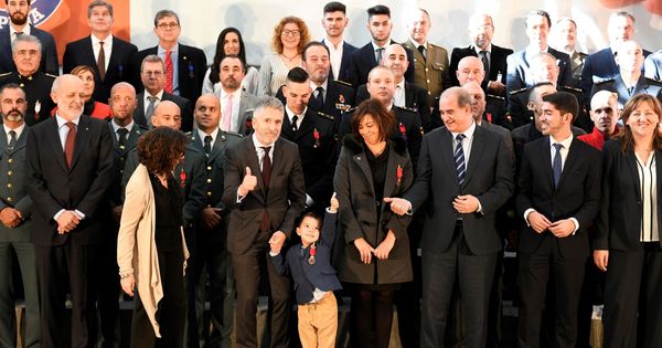 Foto: Luca, junto al ministro Fernando Grande-Marlaska y al resto de condecorados (EFE/Víctor Lerena)