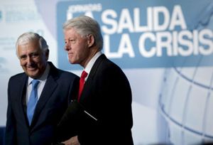 Bill Clinton decepciona en Sevilla