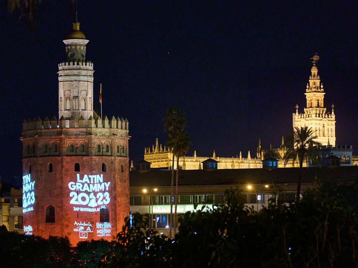Foto: Sevilla se engalana para los Latin Grammy 2023. (Joaquin Corchero / Europa Press)