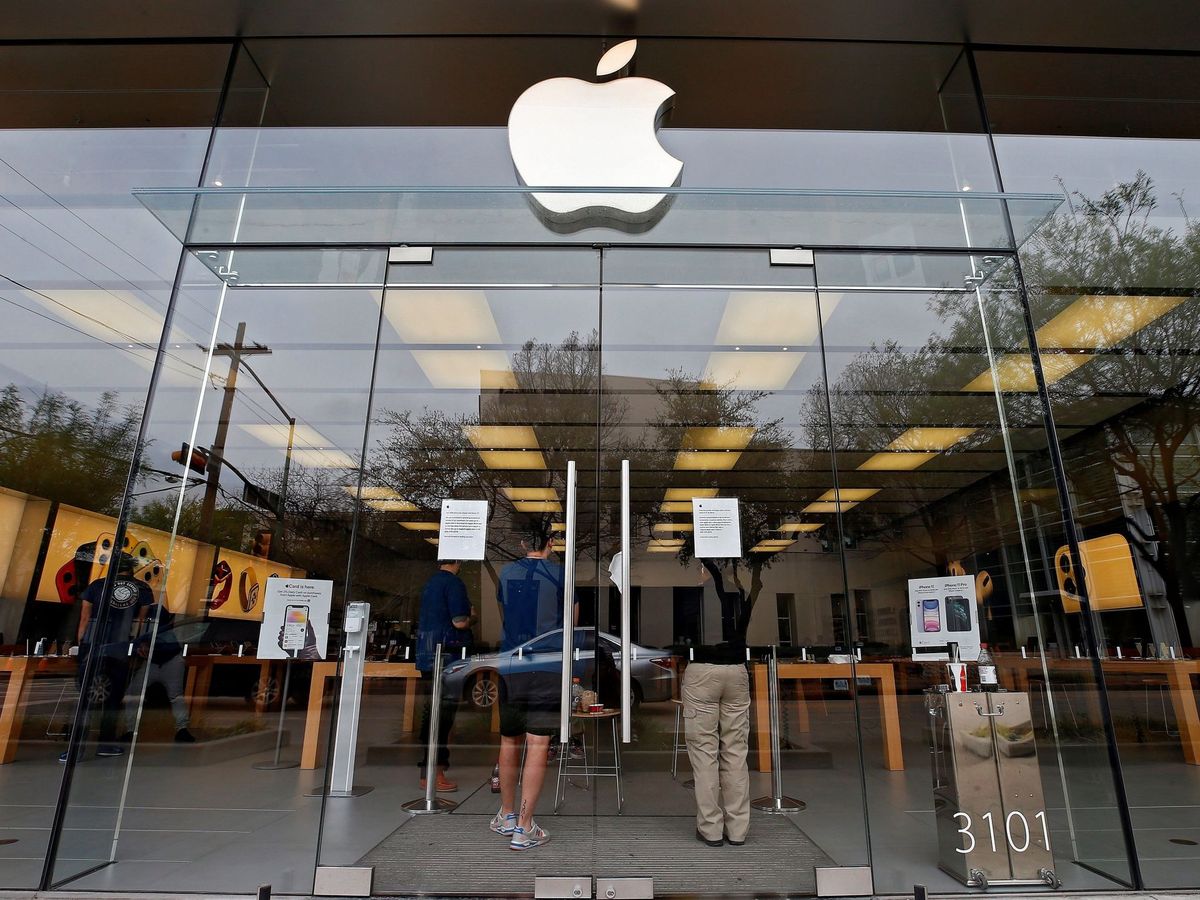 Foto: Fotografía de archivo fechada el 16 de marzo de 2020 que muestra a empleados mientras trabajan en una tienda de Apple que está cerrada, en Dallas (EEUU). (EFE) 