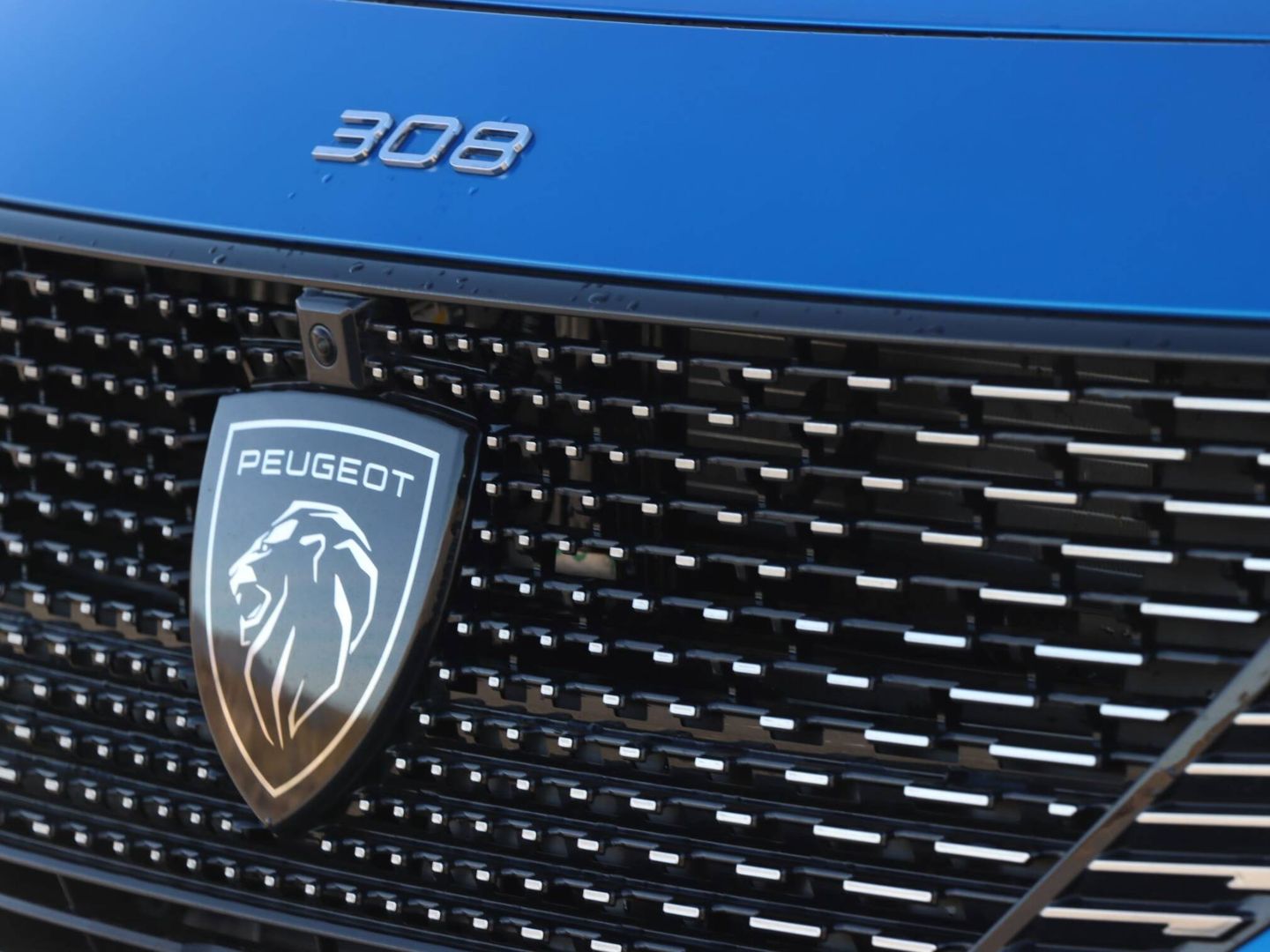 El nuevo 308 se ha encargado de estrenar el rediseñado emblema de la marca francesa.