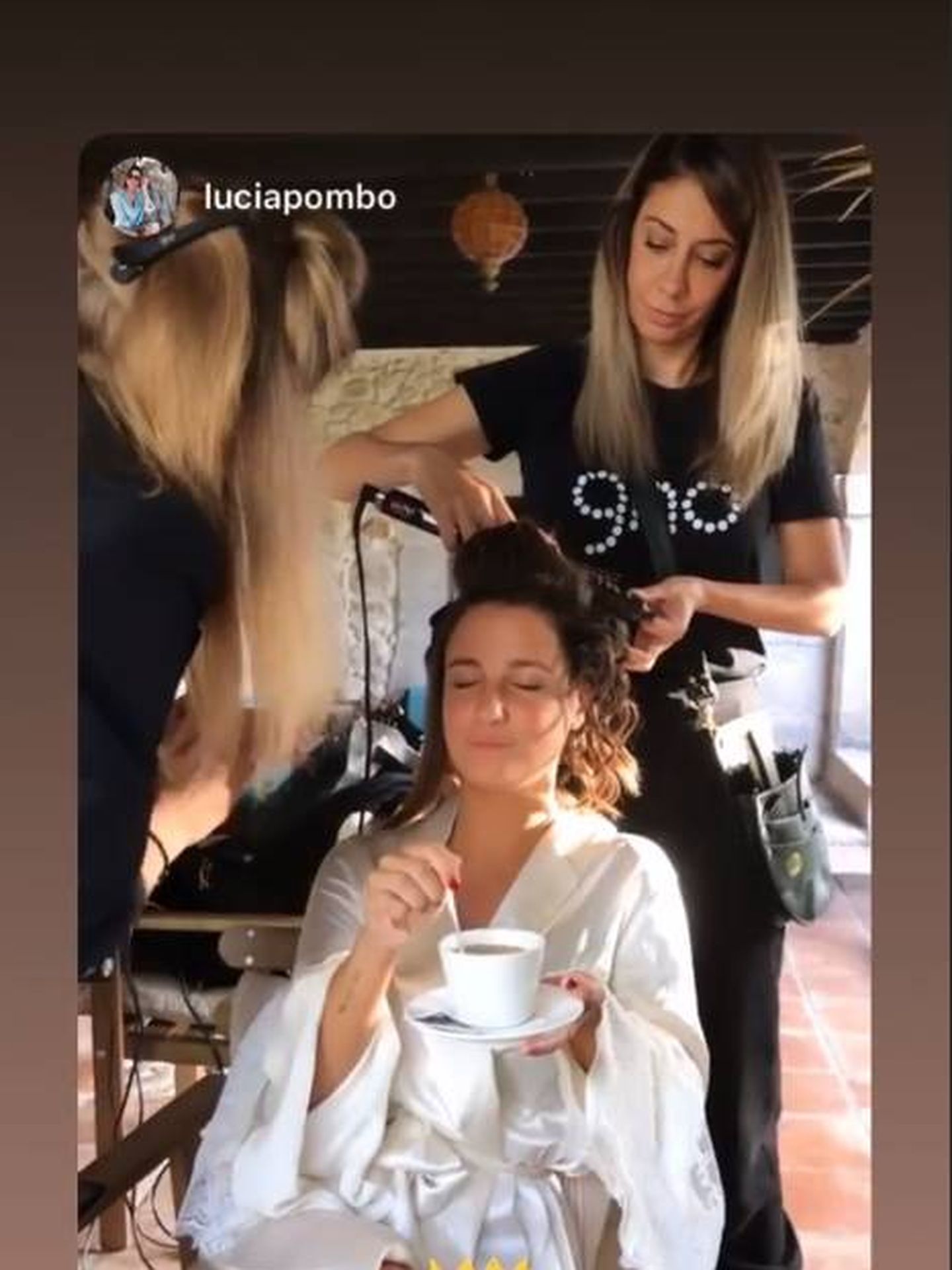 Marta Pombo rodeada de sus estilistas, toma un café en el día de su boda. (IG)