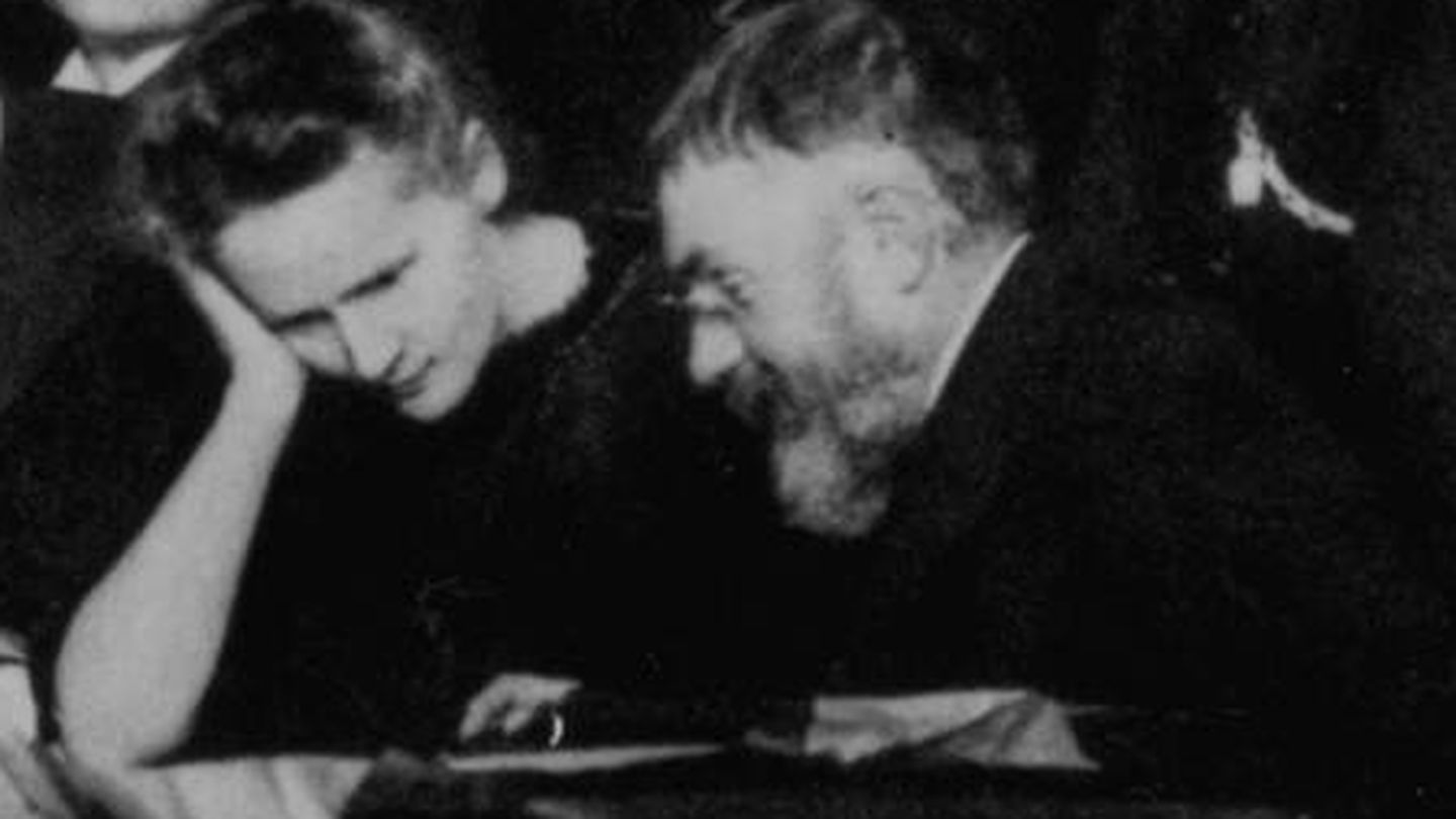Henri Poincaré charlando con Marie Curie en la conferencia de Solvay de 1911. 