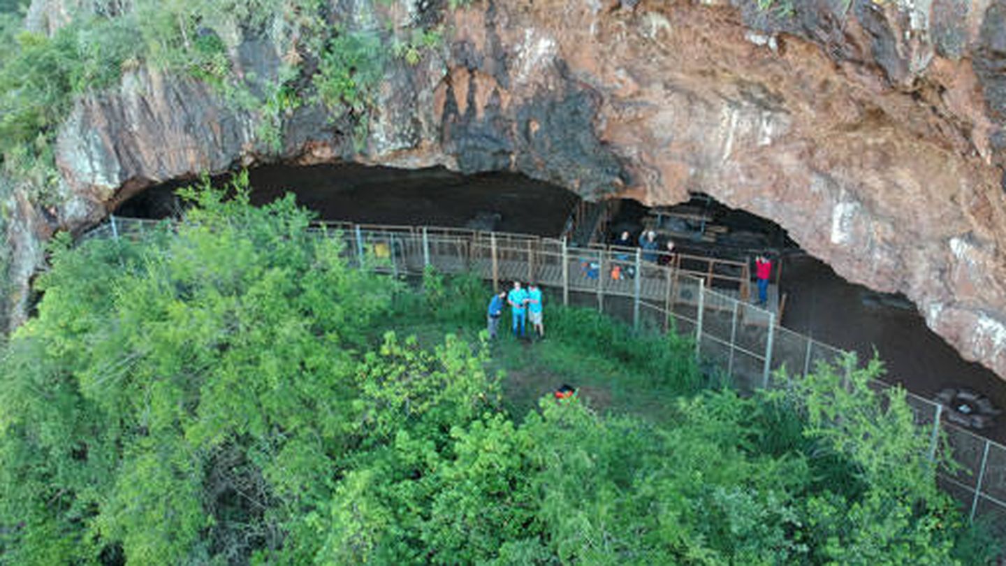 Exterior de la cueva. Foto: Universidad de Witwatersrand
